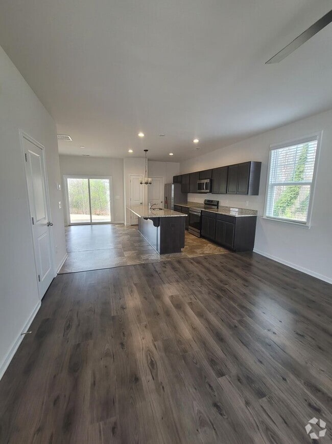 Building Photo - 3 Bed/ 2 full + 2 1/2 baths NEW Boiling Sp... Rental