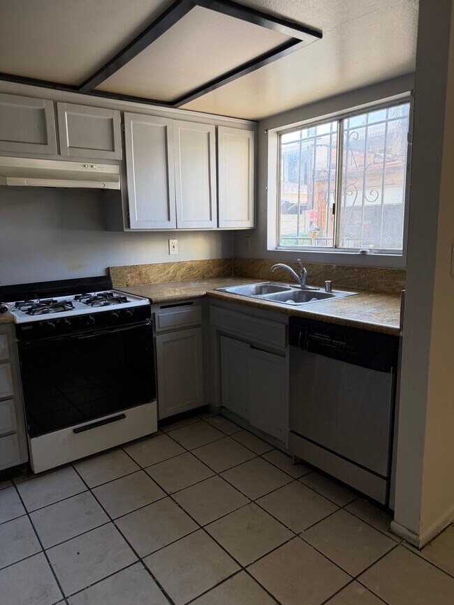 Photo - 11951 Vanowen St