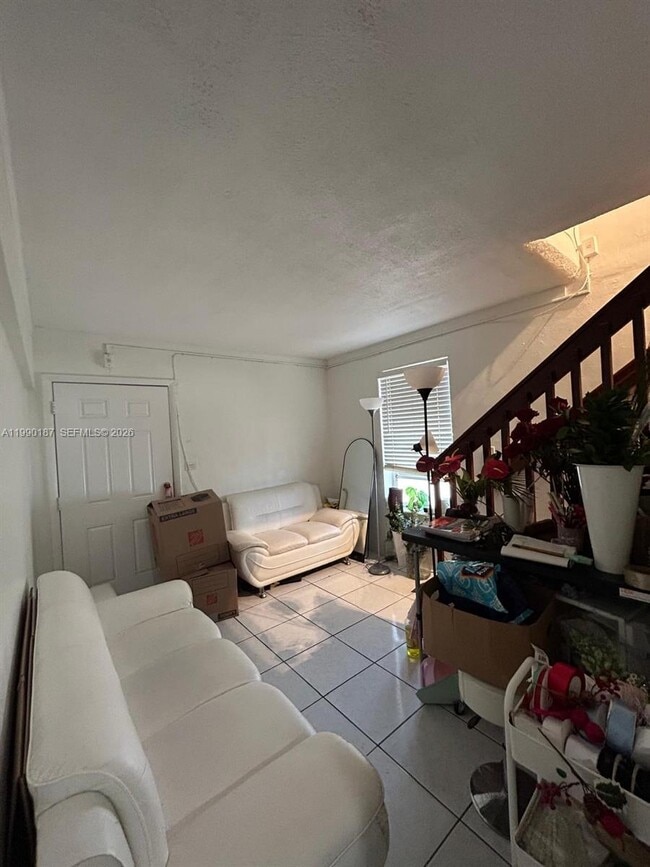 Building Photo - 11 SW 32nd Ave Unit 4