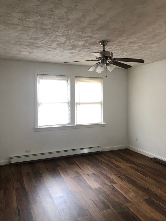 Living room - 420 Newcomb St SE Unit 3