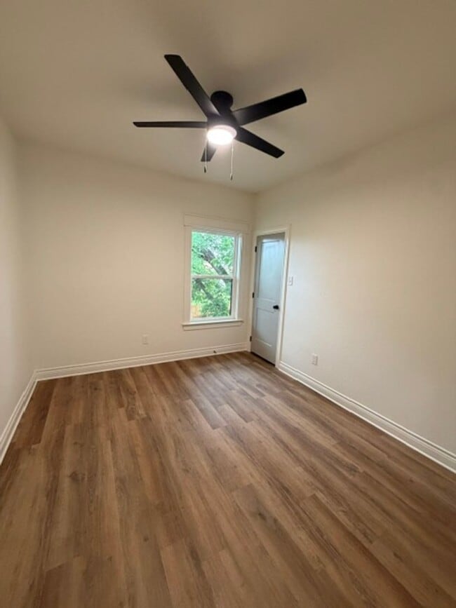 Photo - 303 Live Oak St