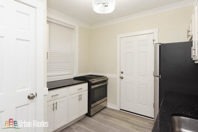 Photo - 1421 W Hutchinson St Unit M04B