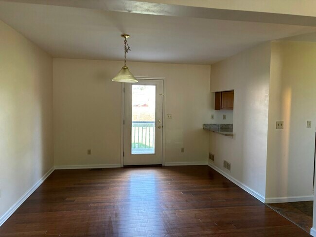 Photo - 108 Glen Combe Cir