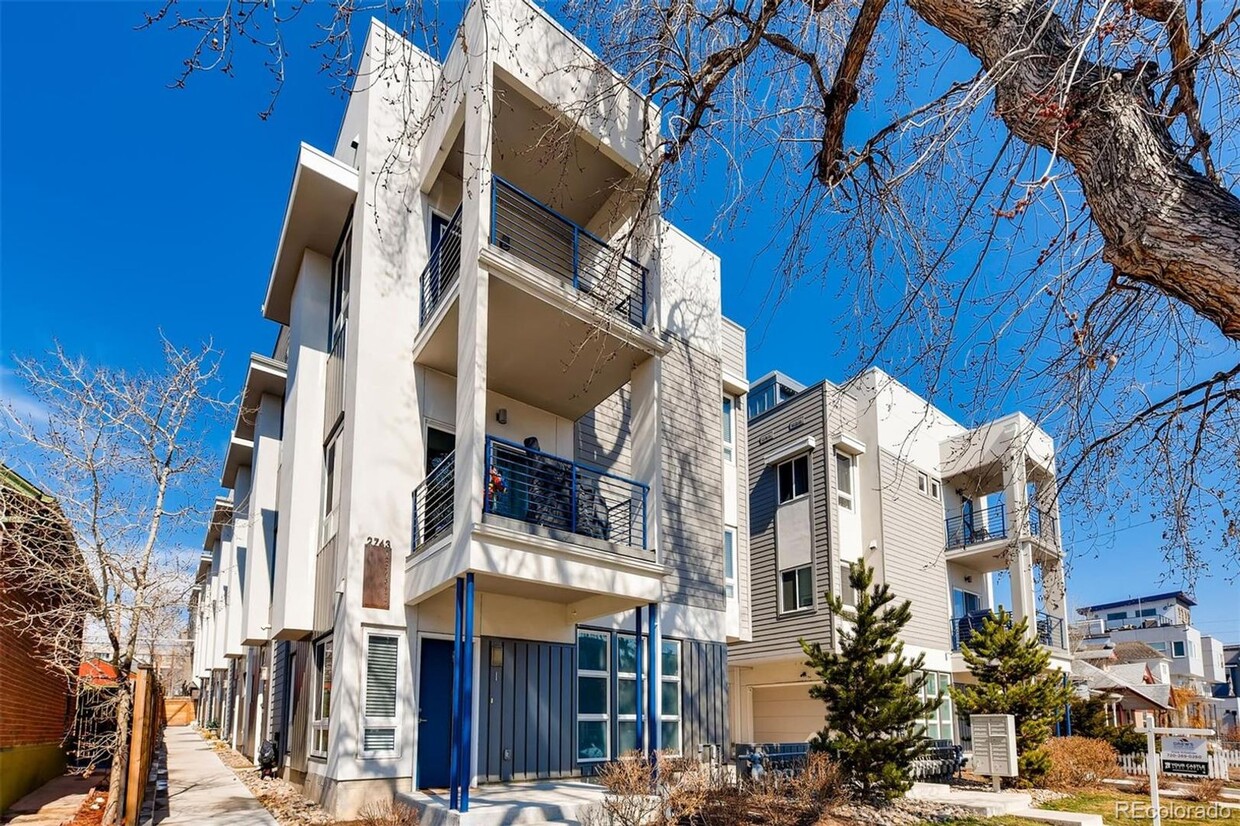 LOCATION LOCATION!! Newly constructed town... - LOCATION LOCATION!! Newly constructed town...