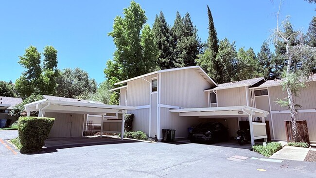 Building Photo - Updated and Move-In Ready 3BD/2.5BA Townhouse Near Downtown Danville- Available Now!