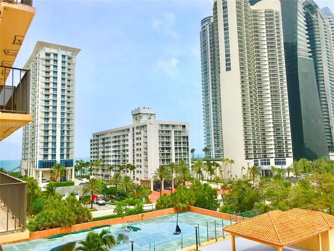 Photo - 210-174 174th St Unit 702