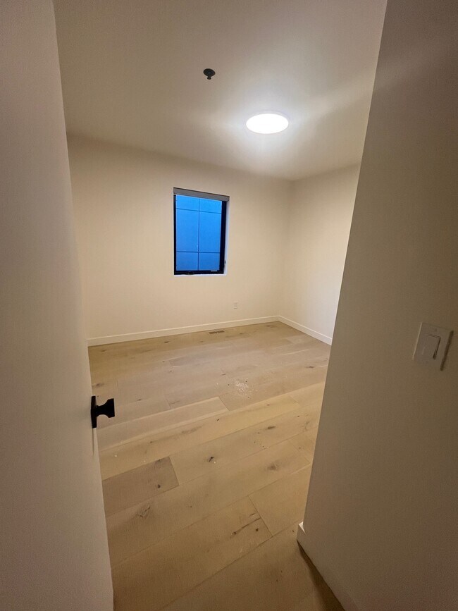 Photo - 238-238 Wellington Crescent Unit 5