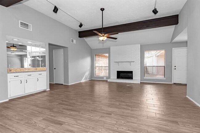 Building Photo - 2710 Green Fields Dr