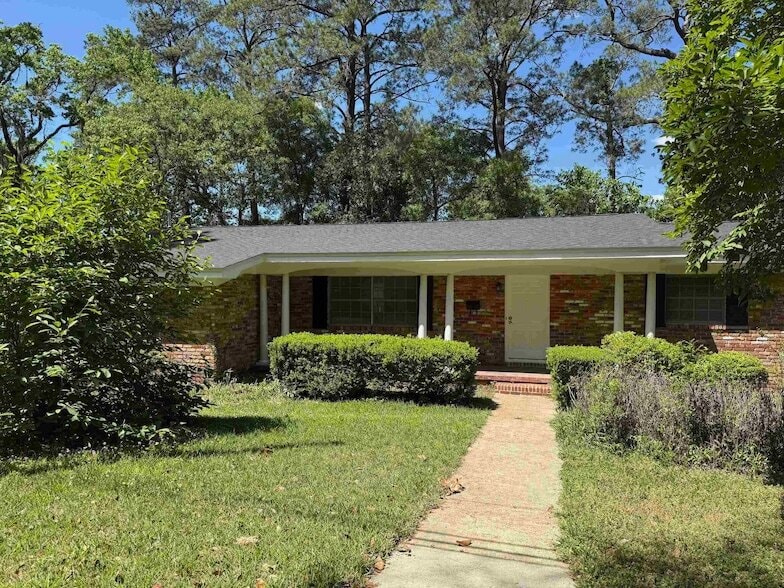 Photo - 704 Hillcrest St