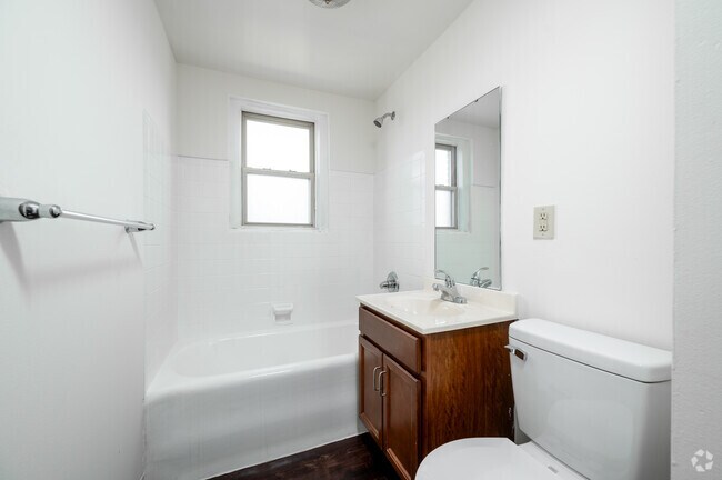 2BR, 1BA - 816SF - Bathroom - The Meridian
