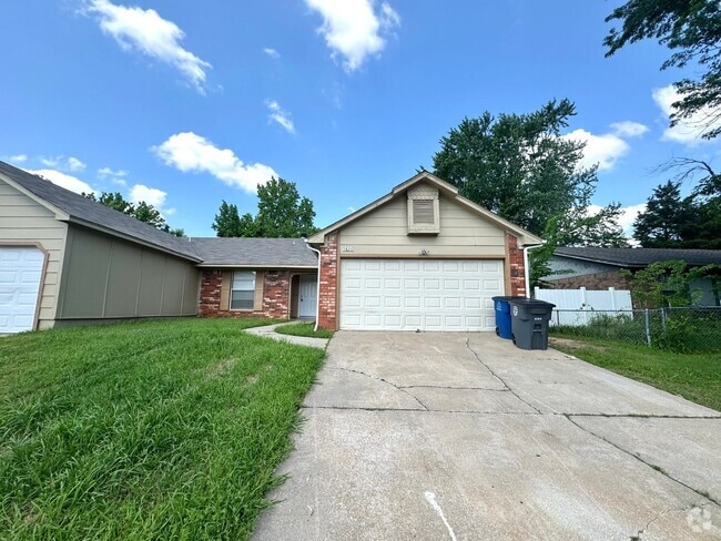 Building Photo - 3 bedroom 2 bathroom Duplex! Rental