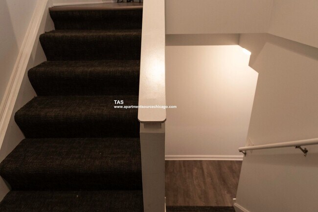 Photo - Massive Condo Quality 2 Bed / 2.5 Bath Duplex Down in Wrigleyville! Unidad 102