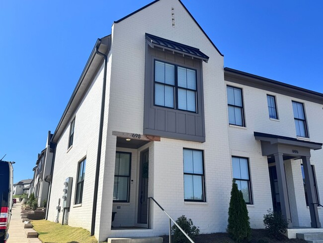 Building Photo - 3BD/3.5BA - END UNIT @ THE RESERVE
