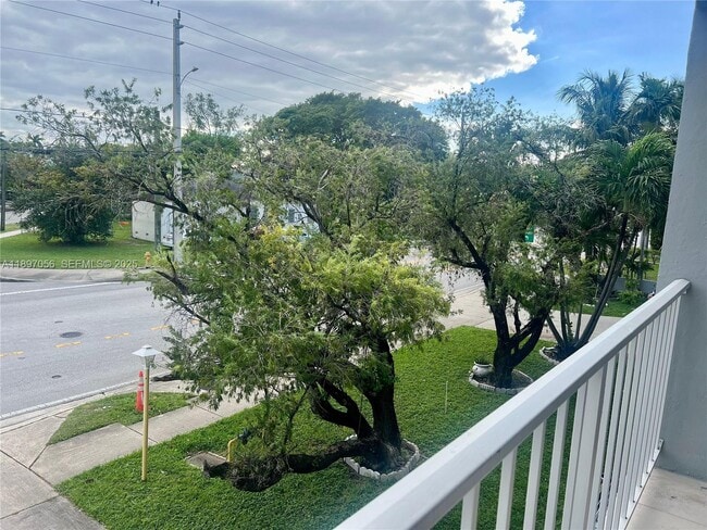 Building Photo - 555 NE 123rd St Unit 205-B