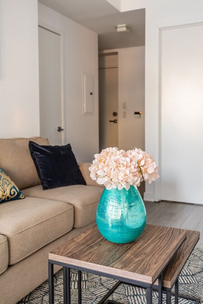 Photo - 19 Grand Trunk Crescent Unit ID1345843P