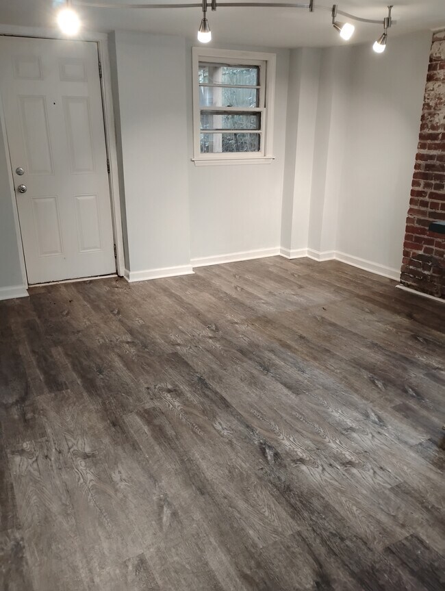 Photo - 210 Edward St