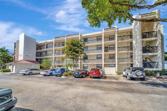 Building Photo - 117 Lake Emerald Dr Unit 408