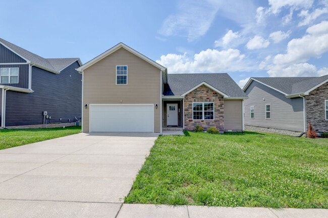 Building Photo - Sharp 3 bed 2 bath with Bonus room and nice fenced yard.