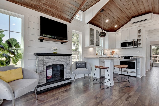 Chimenea e isla de cocina - 2510 Private Road 1180