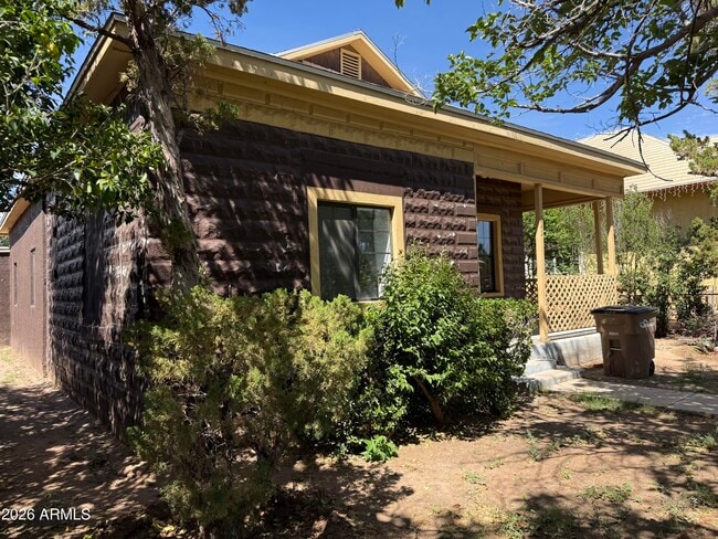 Photo - 942 E 8th St