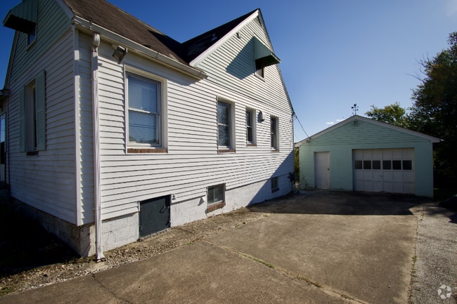 Building Photo - 1241 Locust Ave Rental