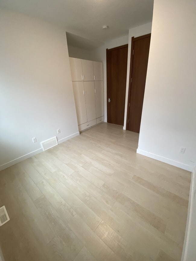 Building Photo - 10749-10786 86 Ave NW Unit B11