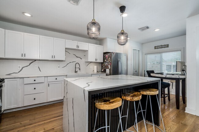 Photo - 810 Jerry St