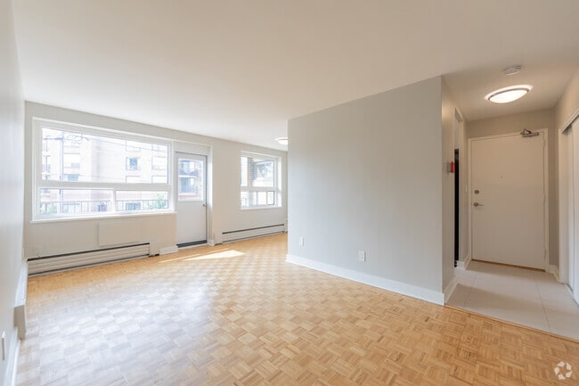 1BR, 1BA - 688SF - Living Room