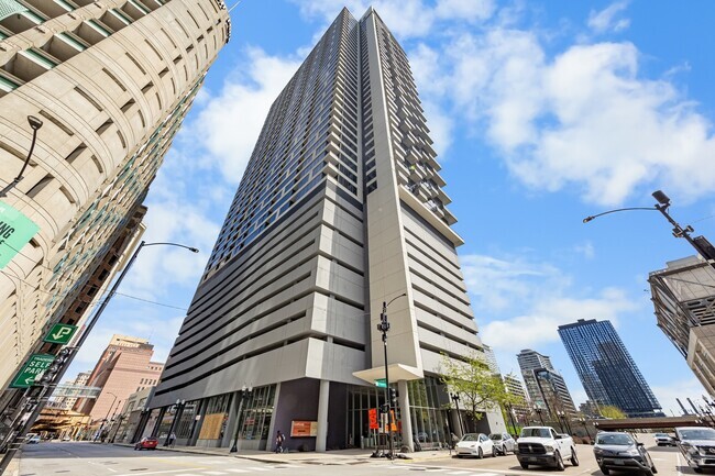 Building Photo - 235 W Van Buren St Unit 3105 Rental