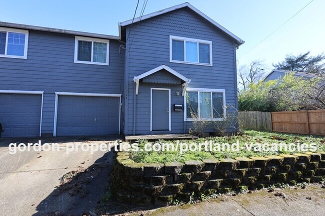 Building Photo - SE 73rd Ave - 3 bedroom townhouse in Mt Scott-Arleta neighborhood