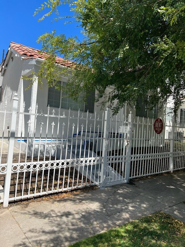 1607 N Wilton Plz