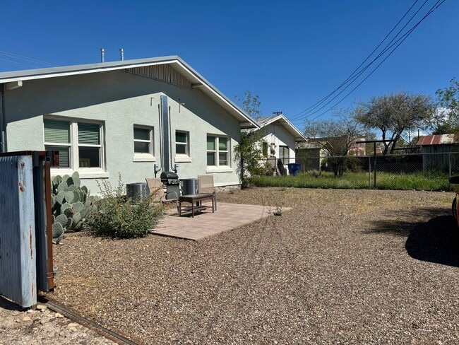 Photo - 426 E Helen St Unit E Helen St R side