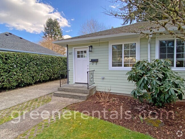 Building Photo - Beautifully Remodeled 2BD/1BA Duplex in Ol... Rental