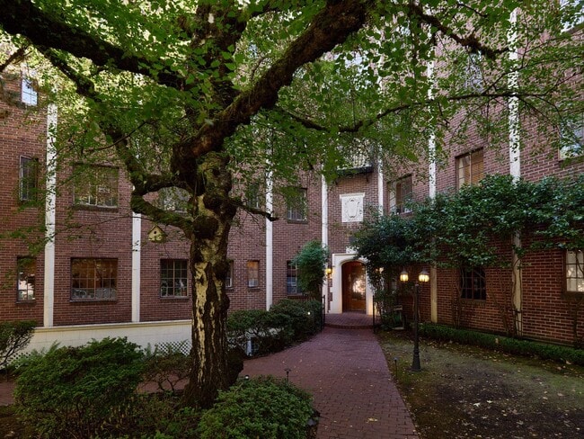 Building Photo - Charming 3rd Floor 1Bdr in Heart of NW! Unit 305