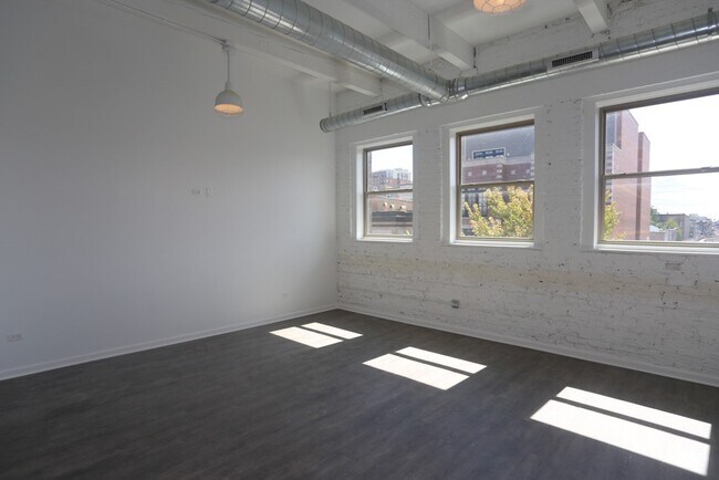 Photo - 932 W Dakin St Unit 102