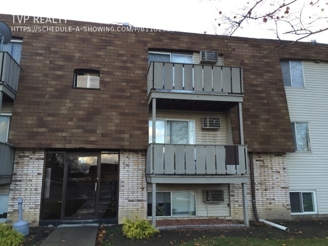 Building Photo - 1454 W River Rd N Rental