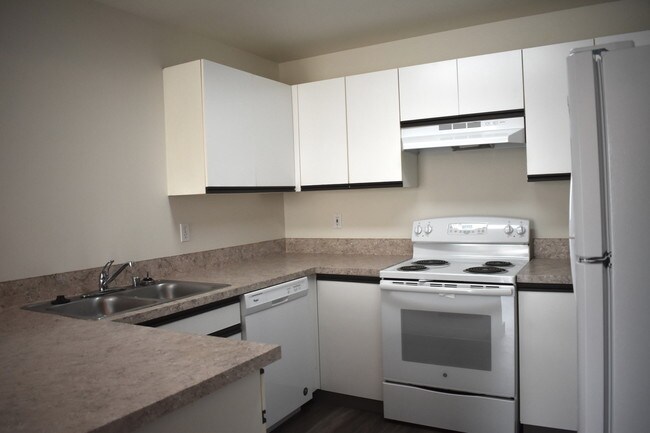 townhome kitchen - Noble Court Estates