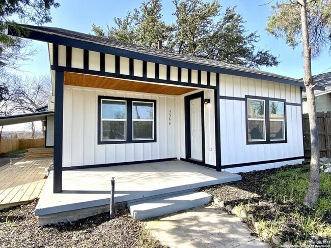 Building Photo - 2254 I-35 Rental