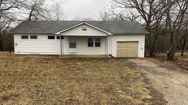 Building Photo - 3 Bedroom, 1 Bathroom Home Close to Fort L...