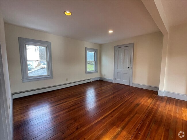Building Photo - 13 Railroad Ave Rental
