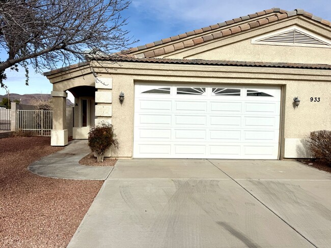 Building Photo - Great 3 Bedroom Duplex near the Kingman Hospital!