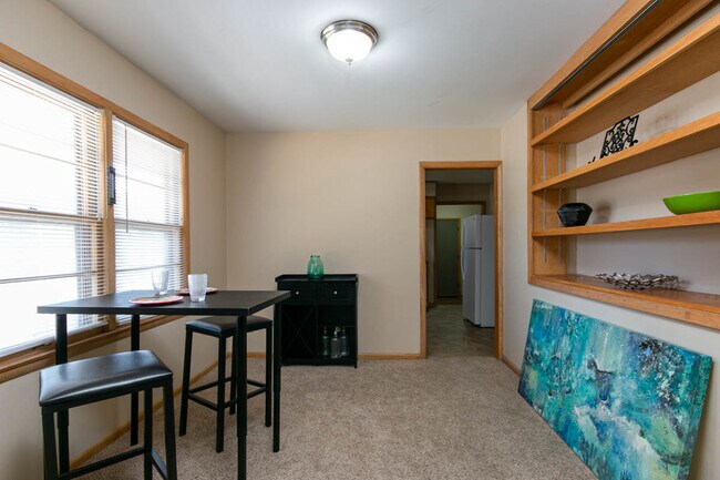 4-bedroom dining room