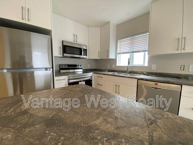 Building Photo - 1390 Highland Dr S