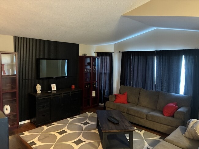 Photo - 9318-9130 AvenueUpper