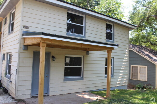 Building Photo - Upstairs Apartment near school & hospital