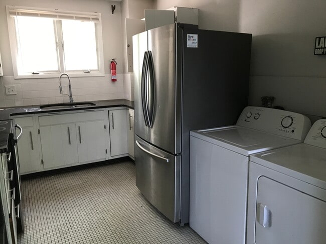 Photo - 648 -702 Hudson St