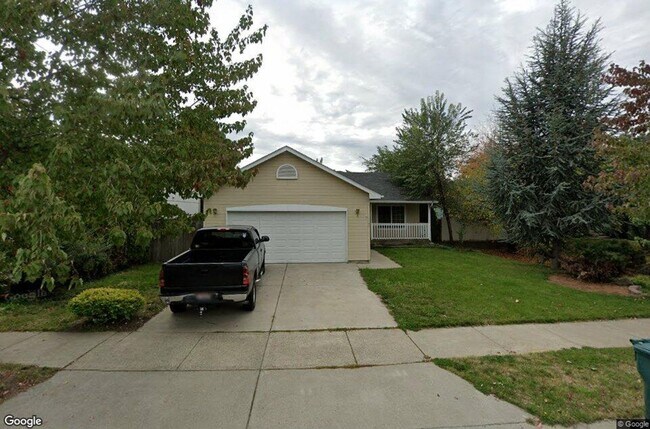 Building Photo - Home in CDA Place!