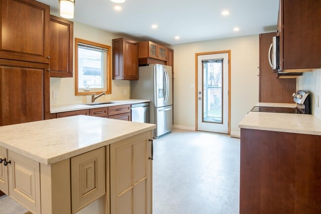 Photo - 868 Kernaghan Ave