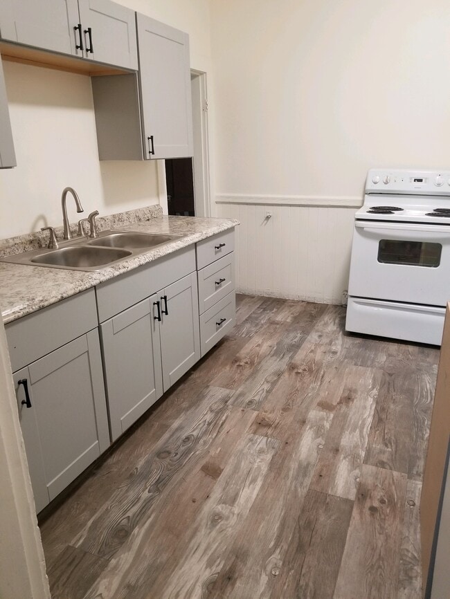 Photo - 10 N Touchet St