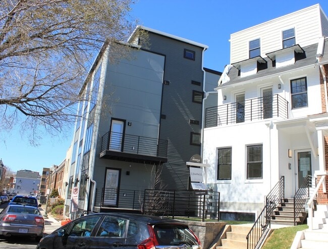 Building Photo - 1411 Oak St NW Unit 201